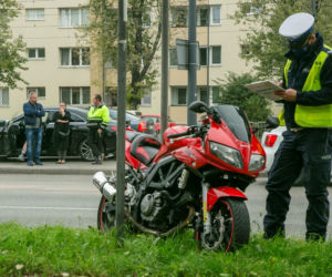 Motocyklista runął na jezdnię