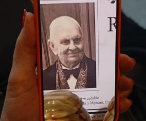 Spadł z noszy w drodze do szpitala, nie przeżył. Medycy oskarżeni o śmierć Ryszarda