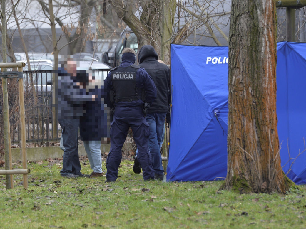 Tragedia na Mokotowie. Zwłoki młodziutkiej kobiety na szkolnym boisku