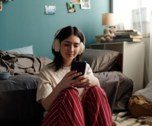 Nastolatek zamyka się w pokoju? Sprawdź, jak uszanować jego prywatność i nie stracić dobrego kontaktu