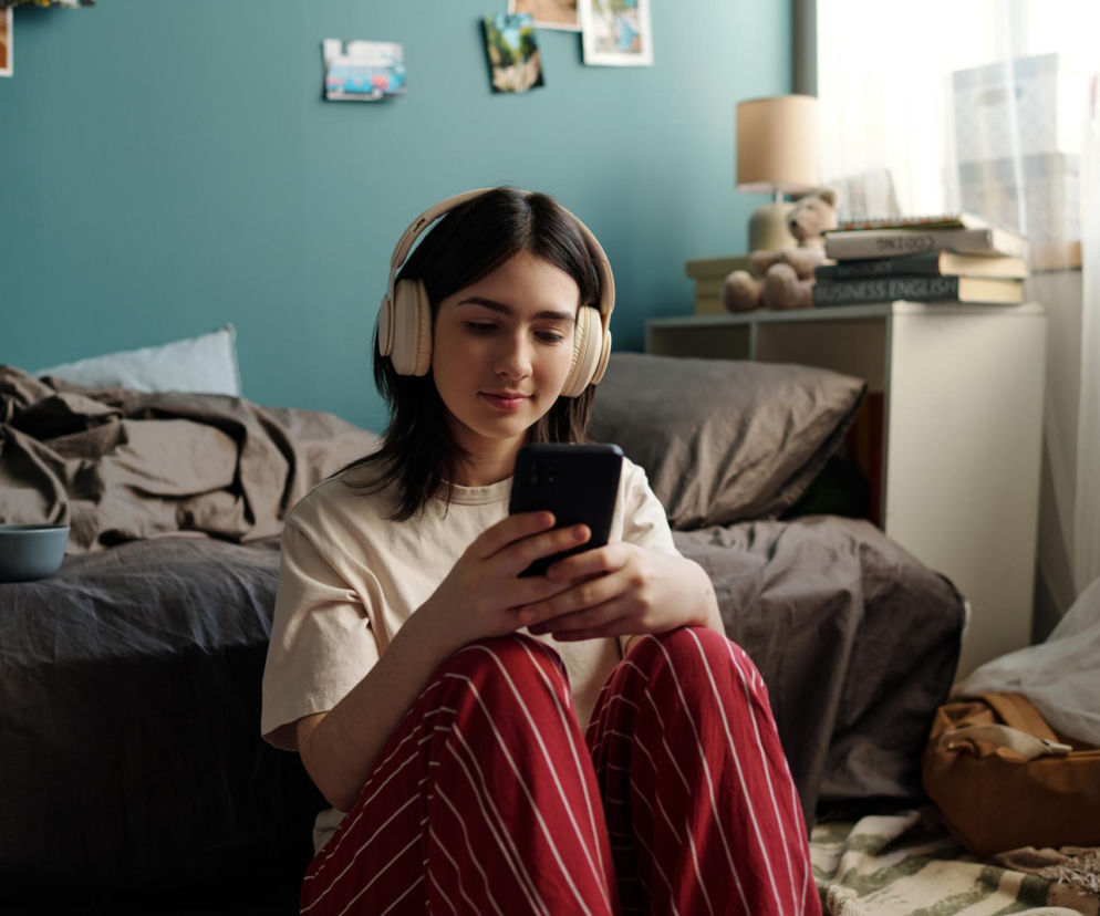 Nastolatek zamyka się w pokoju? Sprawdź, jak uszanować jego prywatność i nie stracić dobrego kontaktu