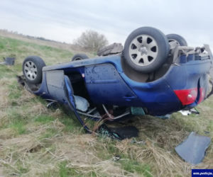 Poważny wypadek w Drogoszach. Osiemnastolatek wjechał w rampę załadunkową. Auto dachowało [FOTO]