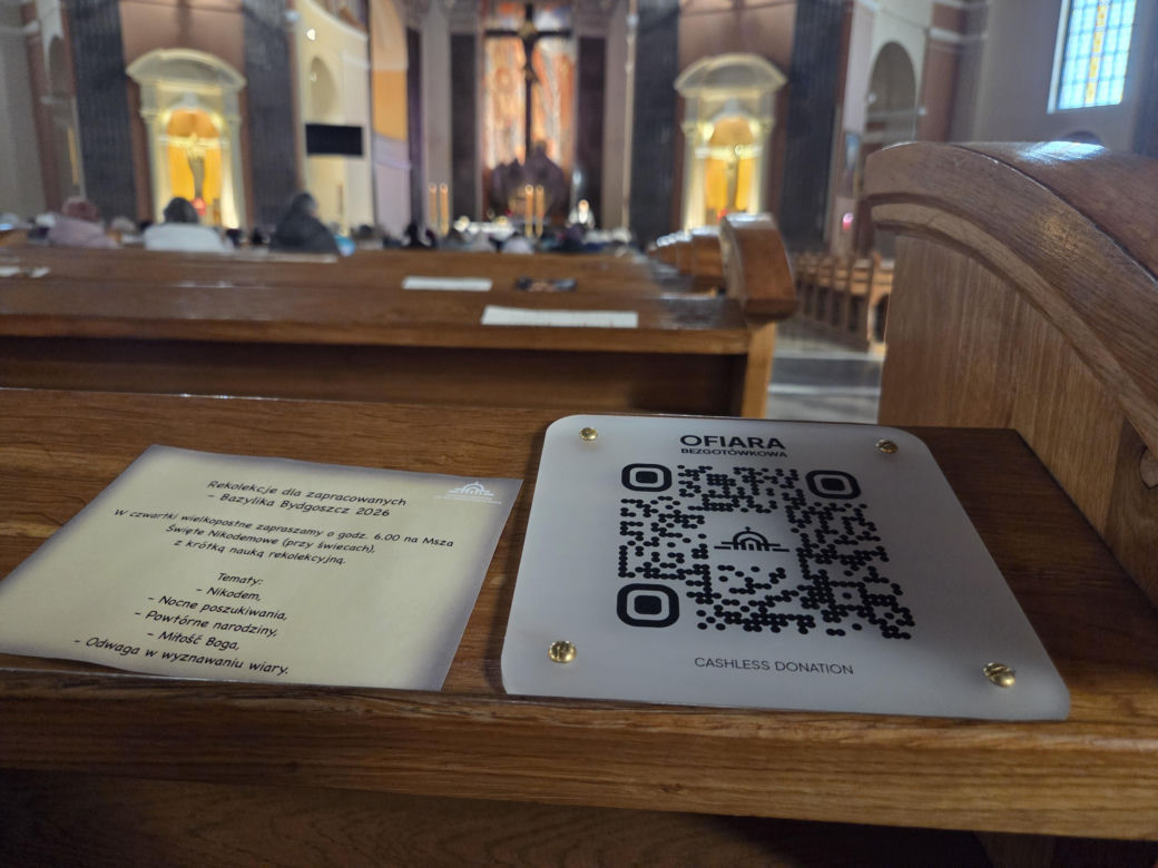 Kody QR na kościelnych ławkach. Nowość w bydgoskiej bazylice dzieli wiernych. „Bezczelność nie zna granic”