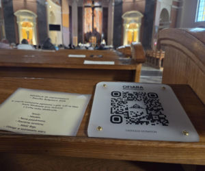 Kody QR na kościelnych ławkach. Nowość w bydgoskiej bazylice dzieli wiernych. „Bezczelność nie zna granic”