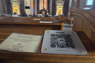Kody QR na kościelnych ławkach. Nowość w bydgoskiej bazylice dzieli wiernych. „Bezczelność nie zna granic”