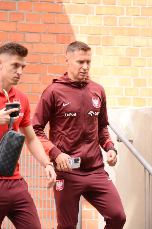 Załamani piłkarze idą na trening
