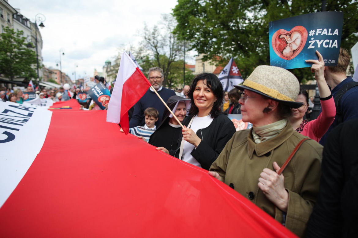Tysiące ludzi wyszło na ulice Warszawy. Manifestujący wykrzykiwali hasła. Sprzeciwiają się atakom wymierzonym w małżeństwa