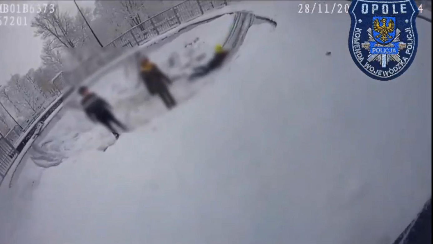 Nysa. Troje dzieci uwięzionych w niecce na skateparku. Groziło im zamarznięcie