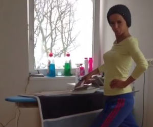 Ania Przybylska prasuje na Instagramie