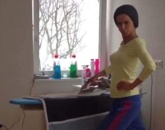 Ania Przybylska prasuje na Instagramie