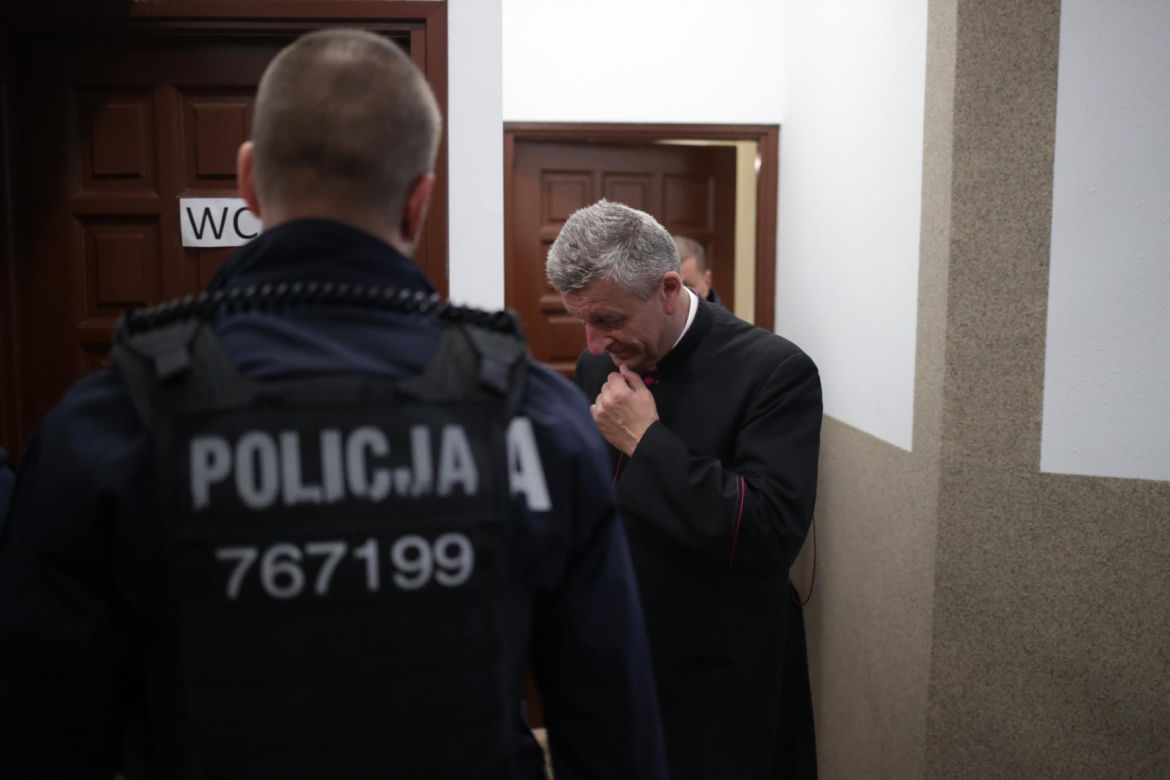 Biskup ewakuowany przez policję. Wierni krzyczeli: "Ty tchórzu!". Nocna awantura w parafii