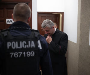 Biskup ewakuowany przez policję. Wierni krzyczeli: Ty tchórzu!. Nocna awantura w parafii