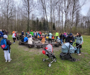 Pierwsza półka bookcrossingowa w Zalesiu. Nowe atrakcje na plaży miejskiej [FOTO]