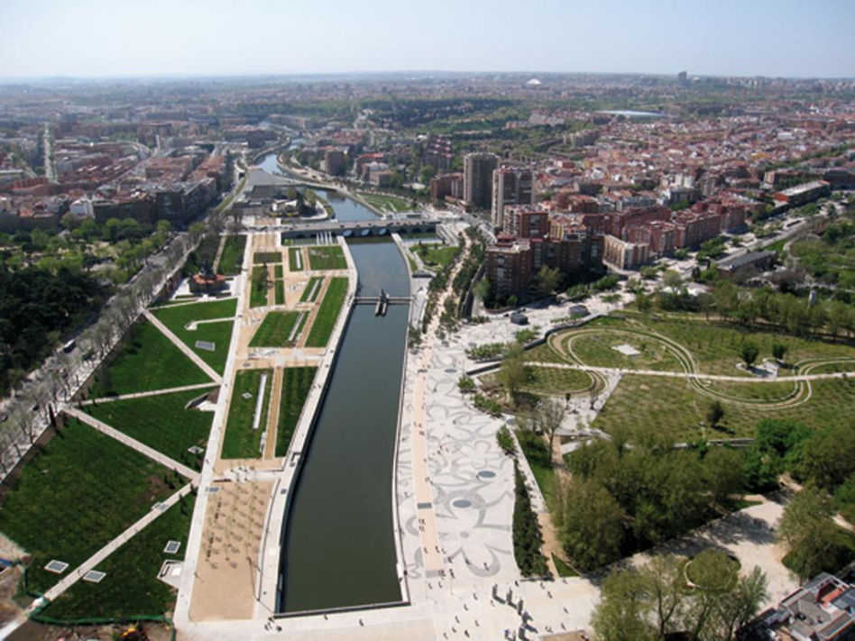 M30/manzanares Lineal Park - Madrid Río. Fot. ©Municipality of Madrid, Mies van der Rohe Award 2013  