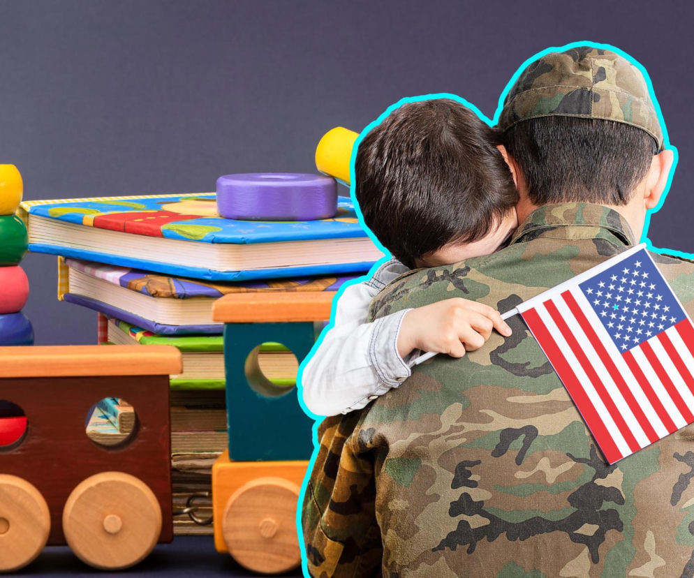 Żołnierz w kamuflażu trzymający dziecko z flagą USA na tle zabawek. O kryzysie w US Army czytaj na SE Portal Obronny.