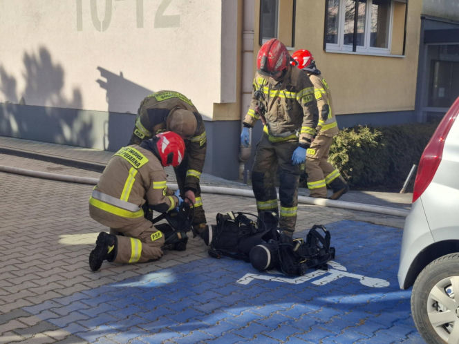 Pożar w bloku w Kościanie. Lokatorzy czekali na pomoc na balkonach