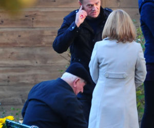 Donald Tusk z rodziną na grobie matki