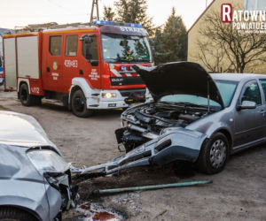 Wypadek w Nowej Wsi Ełckiej. Auto staranowało prywatną posesję