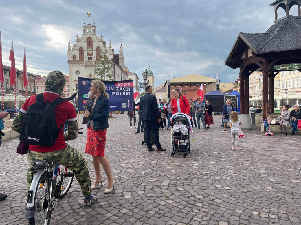 Anty-ukraińska pikieta na Rynku w Rzeszowie zagłuszona przez próby do koncertu Breakout Days	
