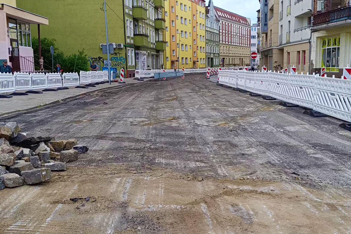 Przedwojenne torowisko tramwajowe na ul. Emilii Plater