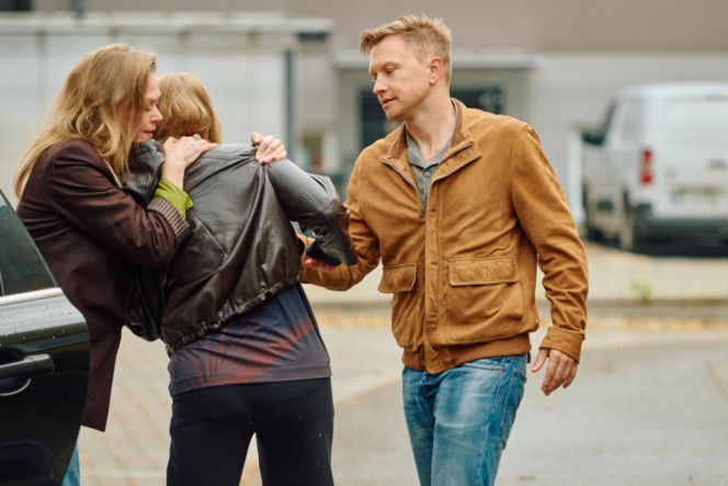 Na Wspólnej odc. 4289. Wiola (Tamara Arciuch), Igor (Jakub Wesołowski), Anastazja (Alicja Matusiak)