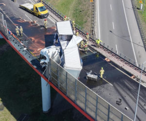 Wypadek na węźle Konotopa. Kierowca uwięziony w cieżąrówce