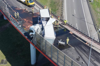 Wypadek na węźle Konotopa. Kierowca uwięziony w cieżąrówce