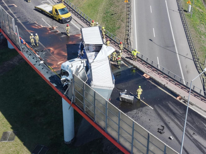 Wypadek na węźle Konotopa. Kierowca uwięziony w cieżąrówce