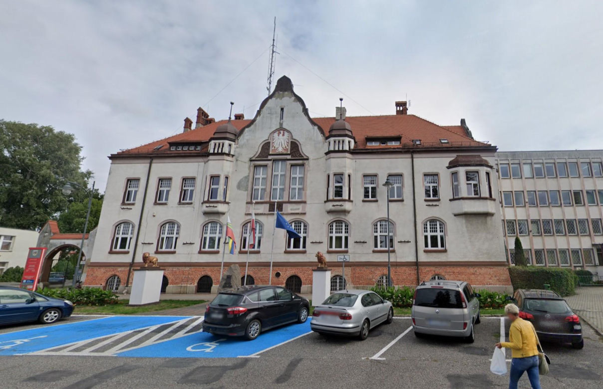 Najdalej na północ wysunięte miasto na Dolnym śląsku. Dawne mury obronne wciąż tu istnieją 