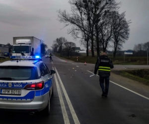 Augustów. Tragiczny wypadek. Skuter wjechał pod ciężarówkę. Mężczyzna nie żyje