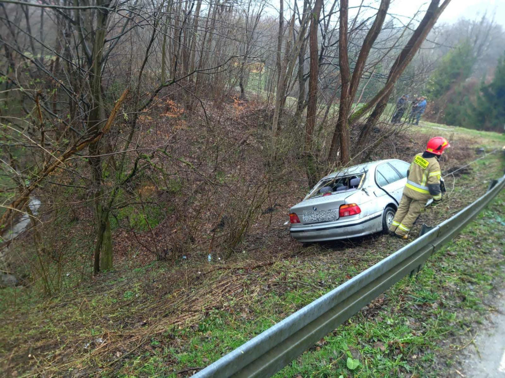 Janowice. Kierowca bmw przeszarżował na śliskiej drodze. Drzewa uratowały go przed katastrofą