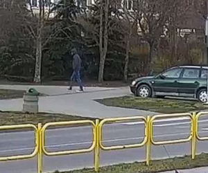 Suwałki. Łobuz w kapturze walił w zielonego passata. Nagrała go kamera [WIDEO]