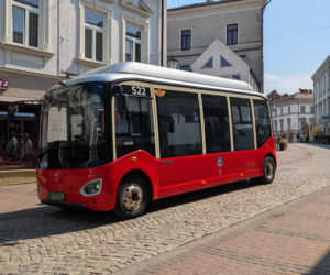 Elektryczny autobus już kursuje po ulicy Wałowej w Tarnowie. Przez dwa miesiące przejazdy będą darmowe