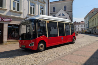 Elektryczny autobus już kursuje po ulicy Wałowej w Tarnowie. Przez dwa miesiące przejazdy będą darmowe
