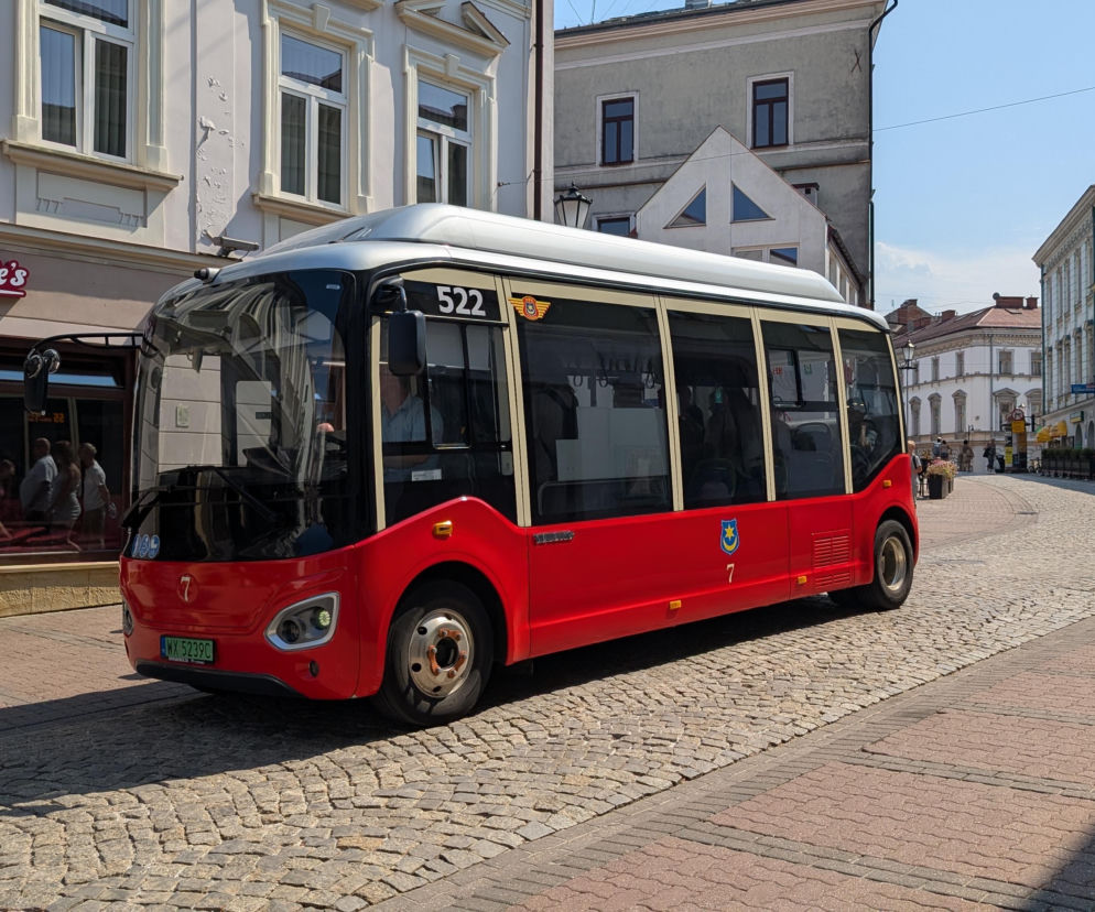 Elektryczny autobus już kursuje po ulicy Wałowej w Tarnowie. Przez dwa miesiące przejazdy będą darmowe