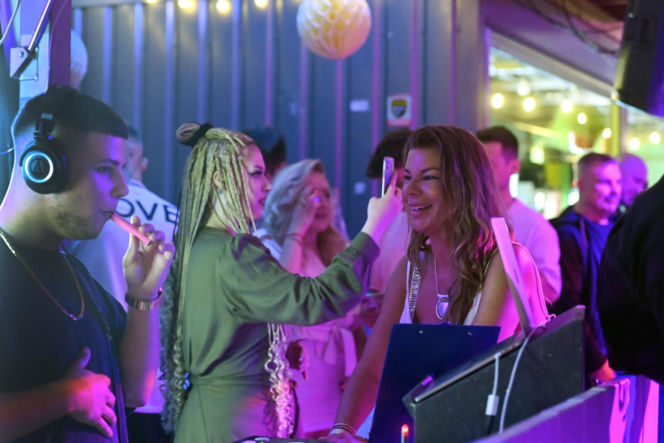 Syn Górniak pokazał się z nową dziewczyną! O północy połączy ich namiętny pocałunek!