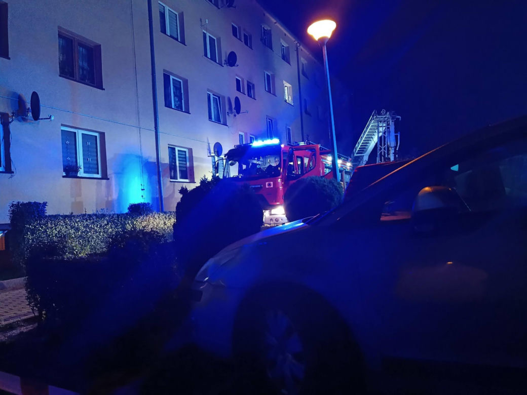Dramatyczne sceny na Dolnym Śląsku. W pożarze mieszkania zginęła jedna osoba