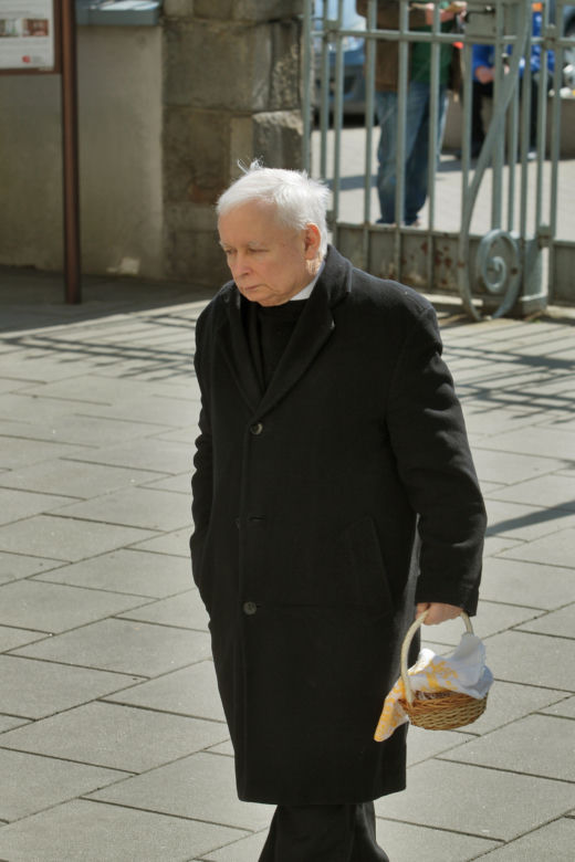 Jarosław Kaczyński ze skromnym koszyczkiem 