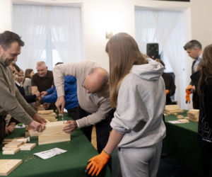 Włodzimierz Czarzasty robi budki dla ptaków Sejm/Piotr Tracz