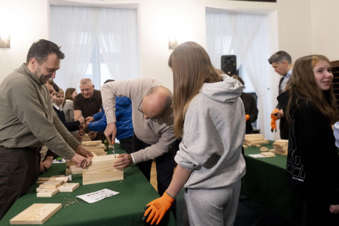 Włodzimierz Czarzasty robi budki dla ptaków Sejm/Piotr Tracz