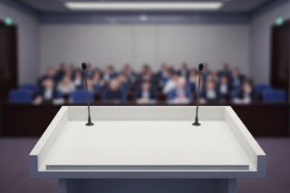 Stan wojenny. Aleksander Kwaśniewski ostro ripostuje Karolowi Nawrockiemu, ale co dokładnie powiedział?