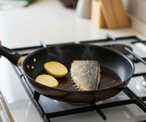 Zapach smażonej ryby. Prosty trik z ziemniakiem zmienia wszystko?