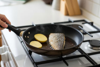 Zapach smażonej ryby. Prosty trik z ziemniakiem zmienia wszystko?