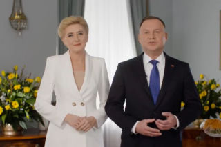 Prezydent Andrzej Duda z żoną Agatą składają życzenia wielkanocne. W tle ogromny dramat! Smutny akcent zniszczył całą atmosferę