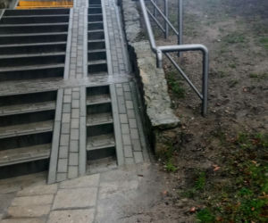 Były schody grozy, jest poręcz absurdu. Szczeciński radny reaguje