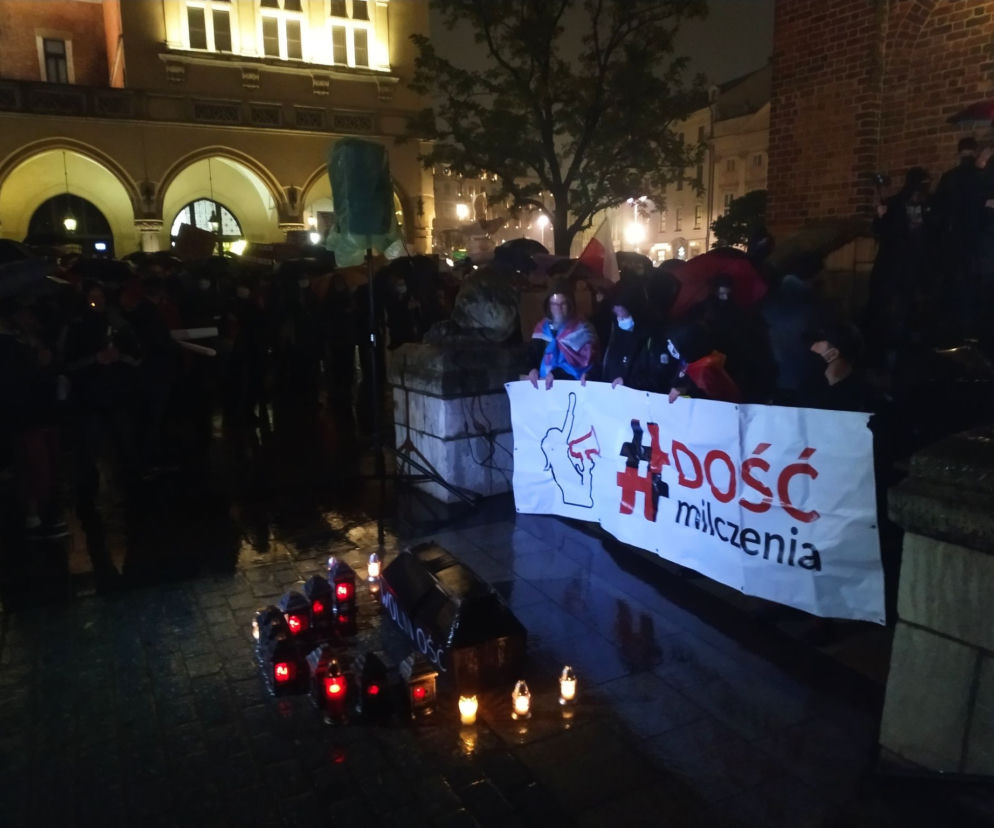 Jest nas tu dużo, bo PiS zniszczył wiele w tym kraju. Krakówi protestuje już ósmy dzień