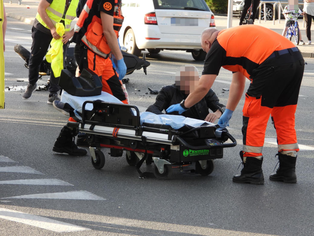 36-latek w BMW nie ustąpił motocykliście. 59-latek wylądował w szpitalu