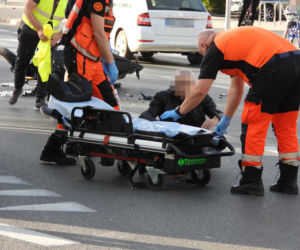 36-latek w BMW nie ustąpił motocykliście. 59-latek wylądował w szpitalu
