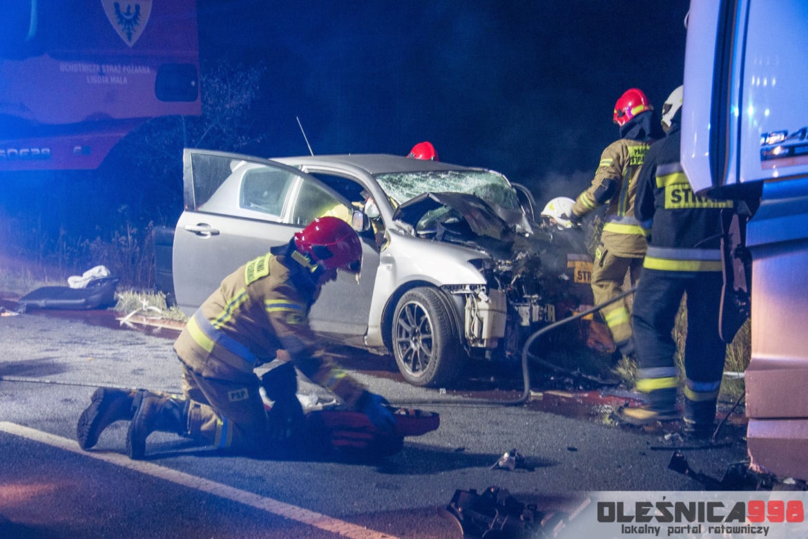 Toyota zderzyła się czołowo z ciężarówką