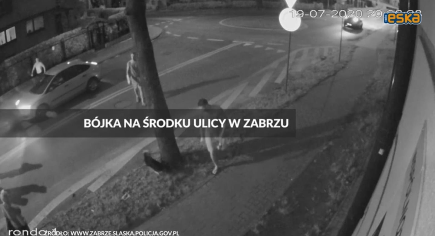 Bójka na środku ulicy w Zabrzu. W ruch poszły pięści, pałki i kije [WIDEO]